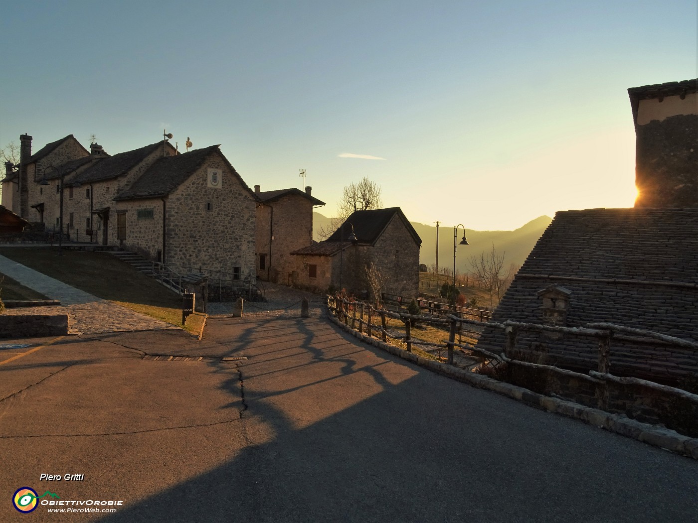 71 Al bel borgo anitco di Arnosto nella luce e nei colori del tramonto.JPG